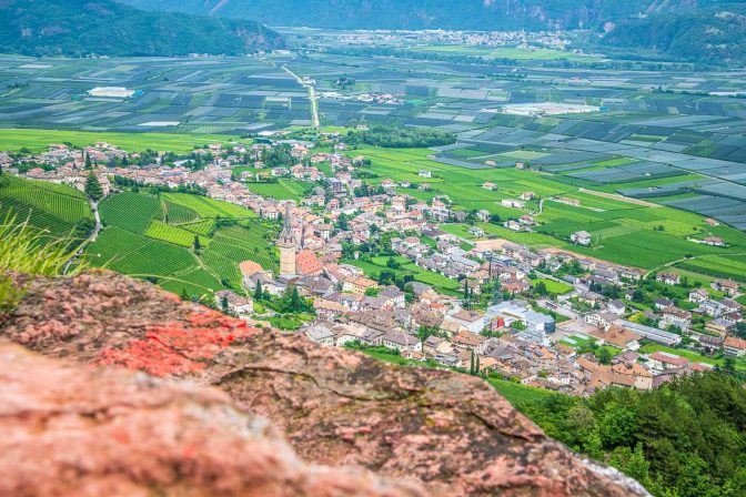 auch bei leichtem Nieselregen schön - Tramin in seiner ganzen Pracht