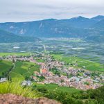 Aussicht, Stein mit Tiroler Fahne, Tramin