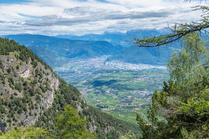 Ausblick auf Bozen, Eppan mit St. Pauls