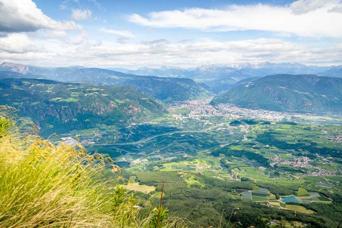 Die Alpenstadt Stadt Bozen vom Mendelkamm aus gesehen