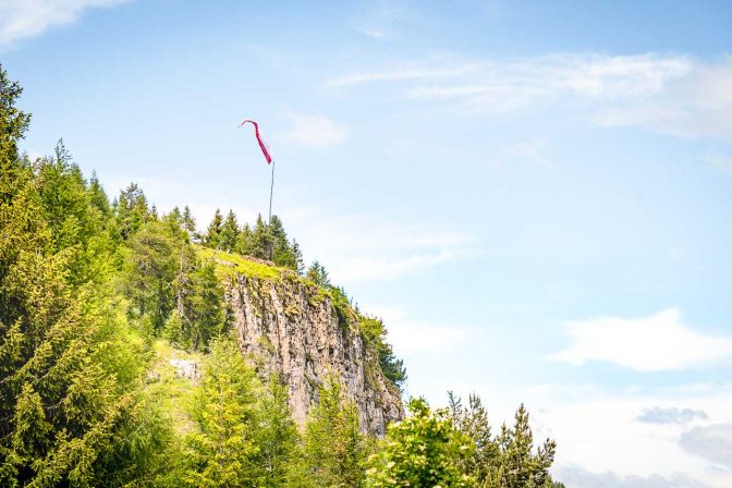 Eine Tiroler Fahne weht am Gipfel des Bergner Kreuz, während wir den Rückweg antreten.