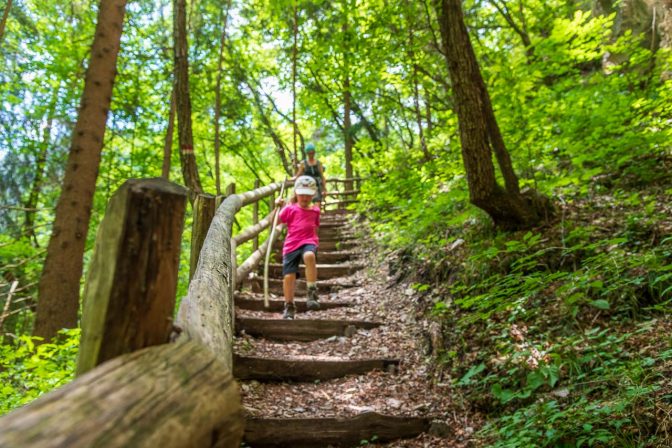 Über Treppen geht es hinunter zum Fuße des Wasserfalles, wo eine Holzbrücke auf uns wartet.