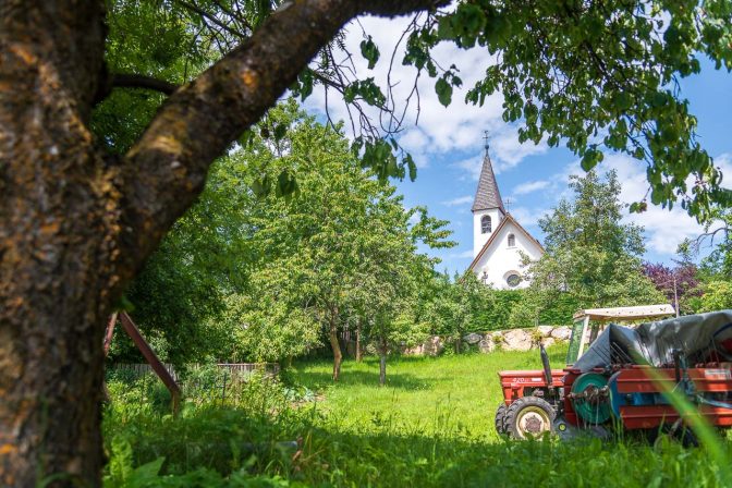 Blick auf die Kirche von Tret