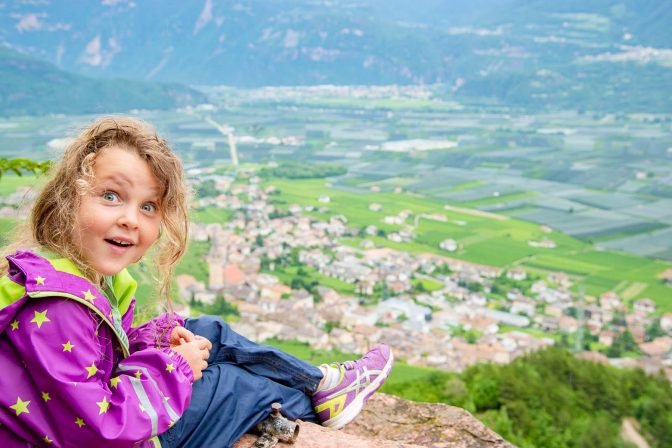 Anna, Aussicht, Stein mit Tiroler Fahne, Tramin