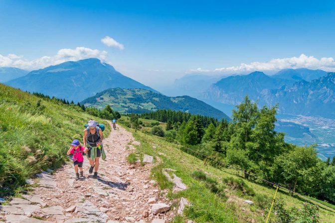 Der nur mäßig steile Anstieg und der eindrucksvolle Blick nach hinten zum Gardameer.