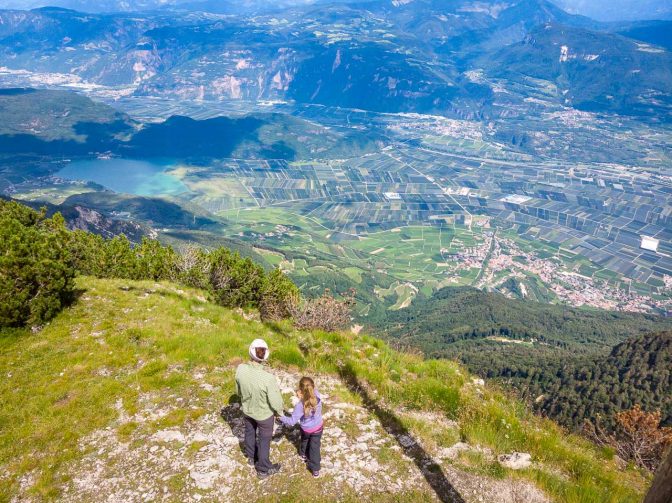 Blick auf Tramin und Kalterer See vom Gipfelkreuz des Schwarzer Kopfes