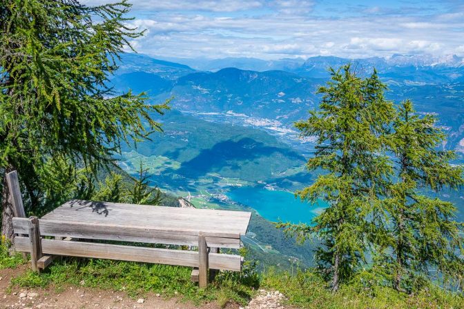 Luftiger Ausblick auf den Kalterer See vom Verbrennten Egg aus