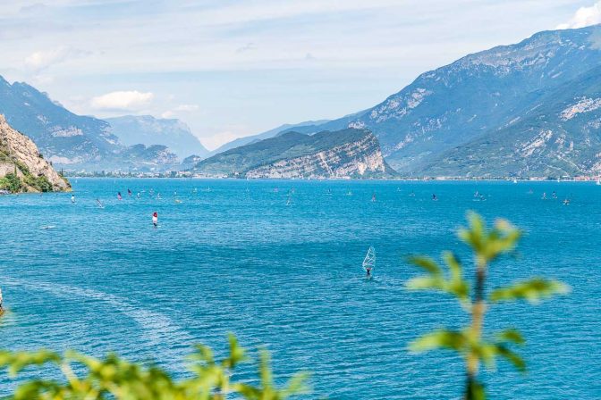 surfen am Gardasee – Blick Richtung Riva del Garda