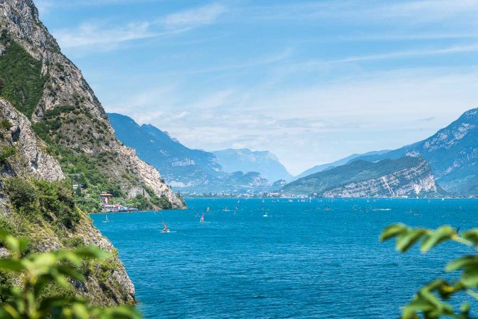 surfen am Gardasee – Blick Richtung Riva del Garda