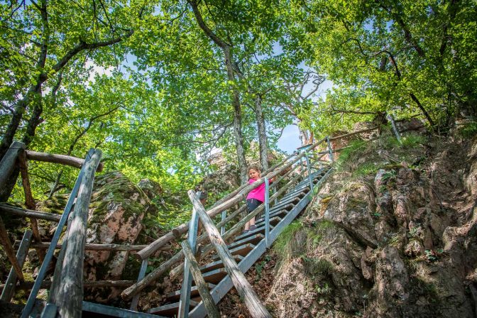 Die erste Treppe führt auf einen Felsübergang hinauf. Auf der anderen Seite des Felsüberganges muss man dann ohen Treppe absteigen.