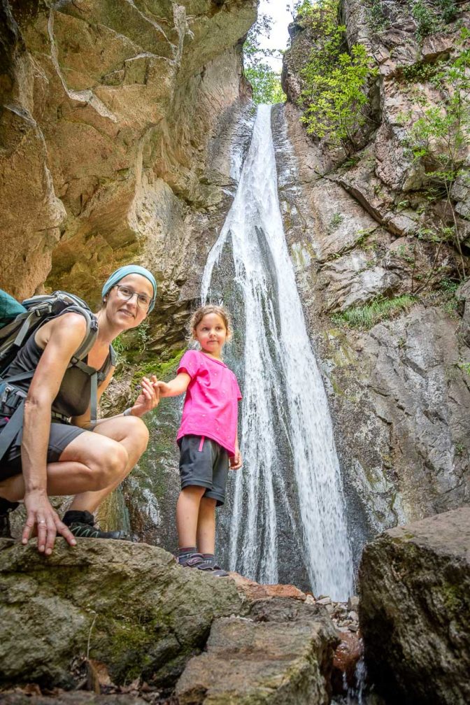 Posieren vor dem Rastenbach-Wasserfall