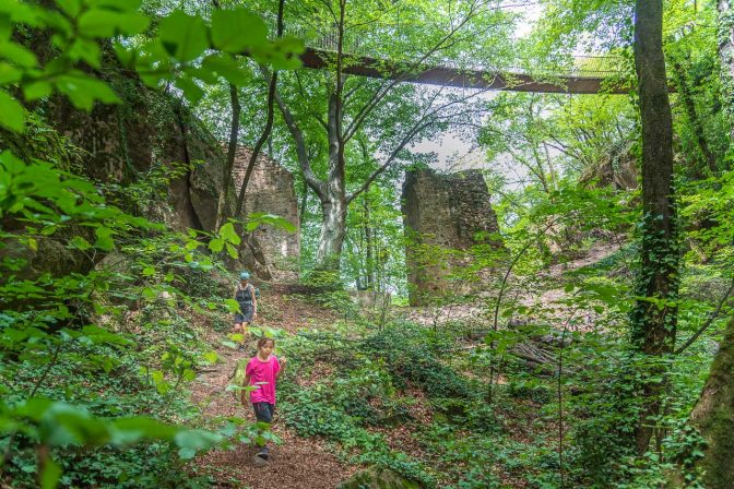 Unter der Hängebrücke hindurch