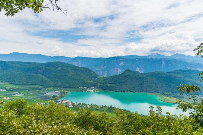 Kalterer See Blick von der Bank hinter der Kirchenruine St. Peter