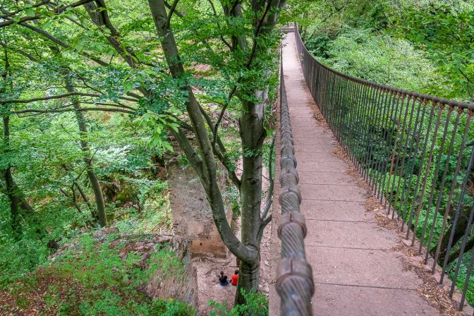 Eine imposante Hängebrücke mit Schwingungsspaß-Faktor