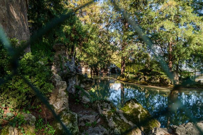 Ein Blick durch den Maschendrahtzaun hinein zum Teich der Jausenstation Tiefenbrunner