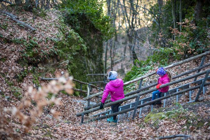 Über steile Treppen geht es hinunter in die Klamm