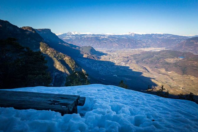 Der Schnee reicht bis zur Tischkante hinauf. Unten im Tal, das Weindorf Kaltern. Im Hintergrund die Südtiroler Hauptstadt Bozen.Der Tisch Göller, Kaltern, Schnee