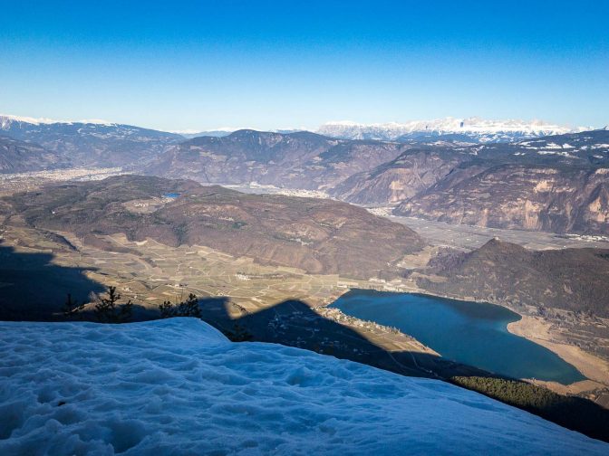 Blick auf den Kalterer See und den Montiggler See von der Aussicht am Göller