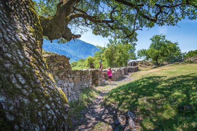 Eichen und byzantinische Ringmauer die Wahrzeichen Castelfeders