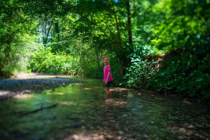 Anna im Bachbett des Schwarzenbaches mitten im Forchwald