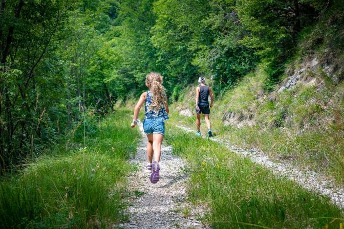 Fußweg mit Grasmittelstreifen