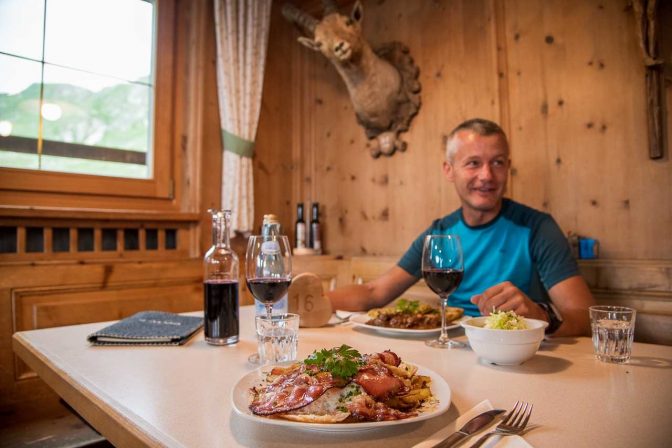 In der Stube des Schutzhauses "Sesvenna Hütte"