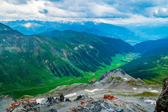 Blick durch das Schliniger Tal hinaus in den Obervinschgau und die Ötztaler Alpen