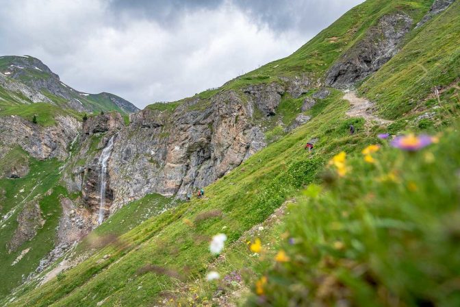 Der Weg durch das Schliniger Tal ist eine beliebte Dreiländer-MTB-Strecke. Hier der Blick auf den Wasserfall bei der Schwarzen Wand.