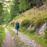 Augen geschlossen, Bart, Baum, Ein Gesicht, Erwachsener, Frontalansicht, Gesicht, Hochland, Holz, Männlich, Natur, Person, Pflanze, Porträt, wandern