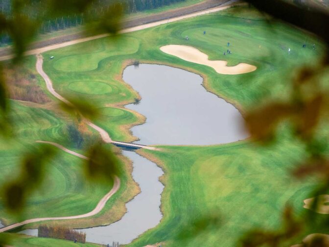 Wasser bestimmt die Golfparcours des Golfplatzes Blue Monster in Eppan