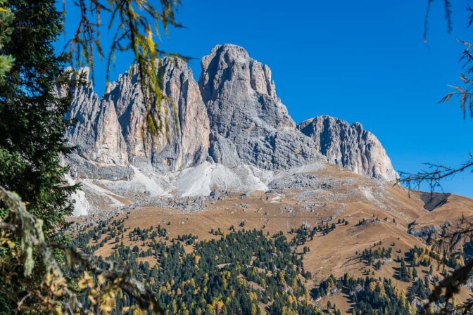 Blick hinauf zum Friedrich-August-Weg der Teil der Langkofelumrundung ist