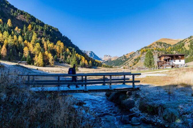 Über eine Brücke überqueren wir den Bach „Rio di Duron“ und stehen dann vor der Schutzhütte „Rifugio Micheluzzi“