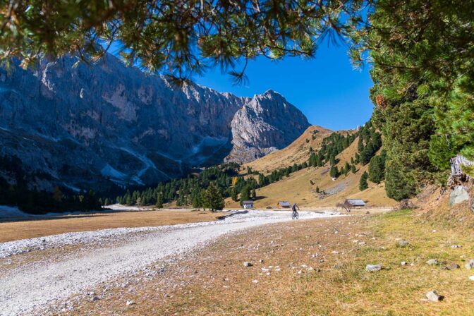 Auch Mountainbiker schätzen das Duron Tal. Licht die mächtige Wand der Rosengartengruppe.