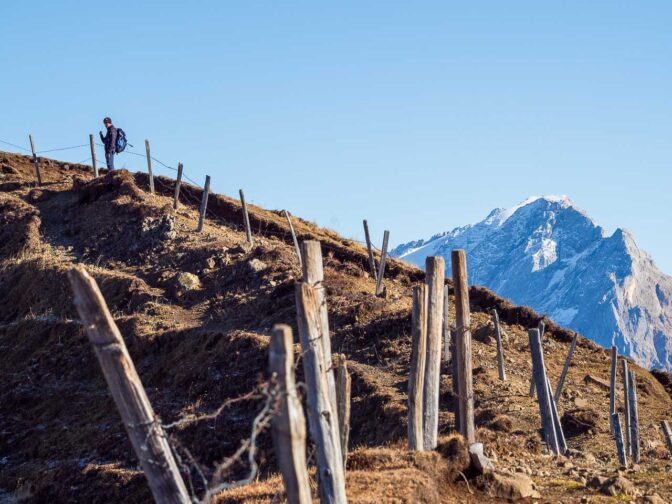 Entlang von Stacheldraht führt der Grenzverlauf. Rechts im Bild die Marmolata