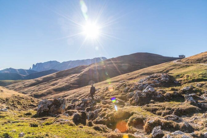 Abstieg von Plattkofelhütte ins Durontal. Im Hintergrund die Rosengartengruppe