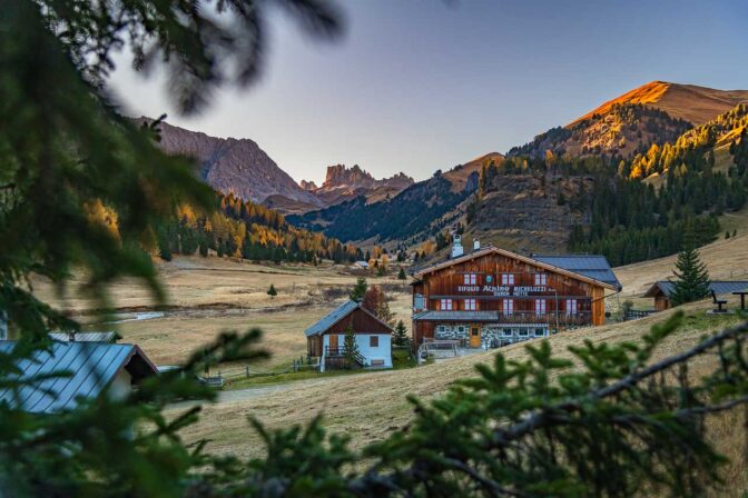 Das Rifugio Micheluzzi im Durontal mit den Rosszähnen im Hintergrund