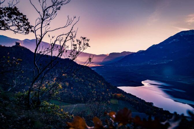 Abendstimmung über dem Kalterer See und der Leuchtenburg