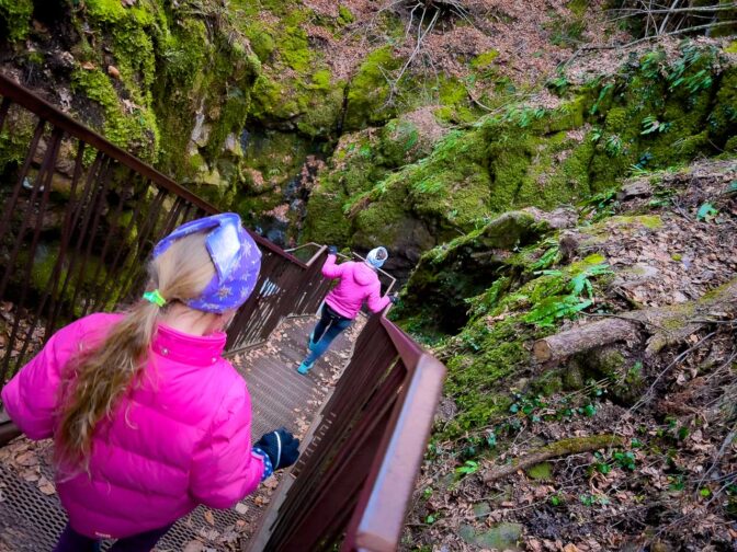 Eisentreppen führen durch die Rastenbachklamm