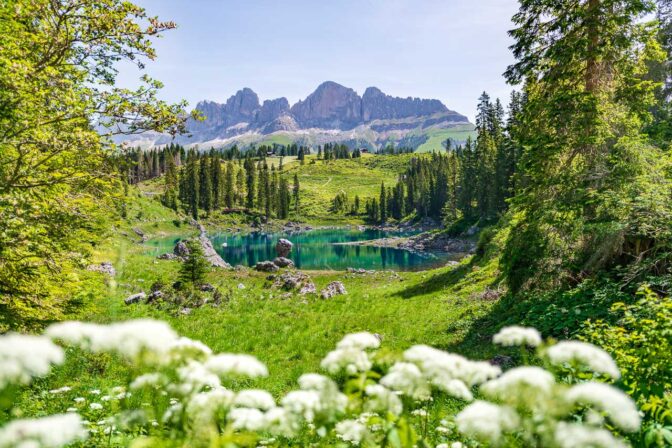 Karersee mit Rosengartengruppe im Hintergrund