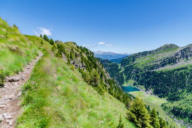 Blick hinunter auf den Bergsee Lago Lagorai