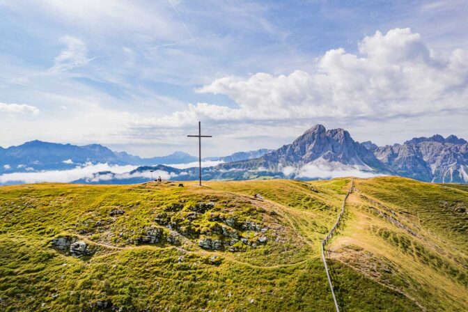 Der Maurerberg (Gipfelkreuz) und der Peitlerkofeltlerkofel, Wolke, Wolken