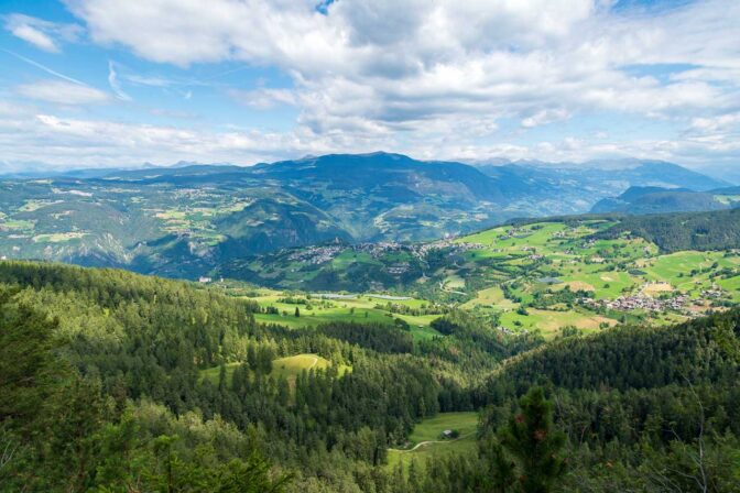 Blick auf das Eisacktal und das Völser Hochplateau