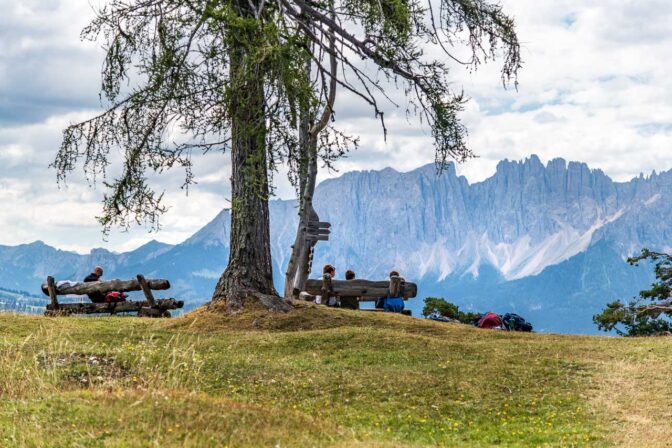 Gemütlich sitzen und den Ausblick vom Tschafon auf die Dolomiten genießen