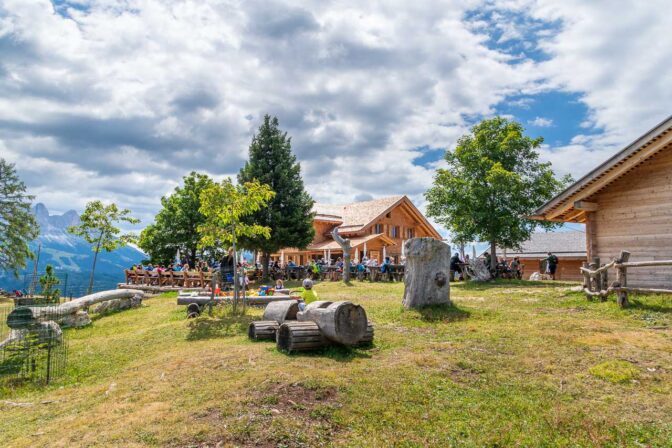 Die Tschafonhütte mit ihrem großen Außenbereich