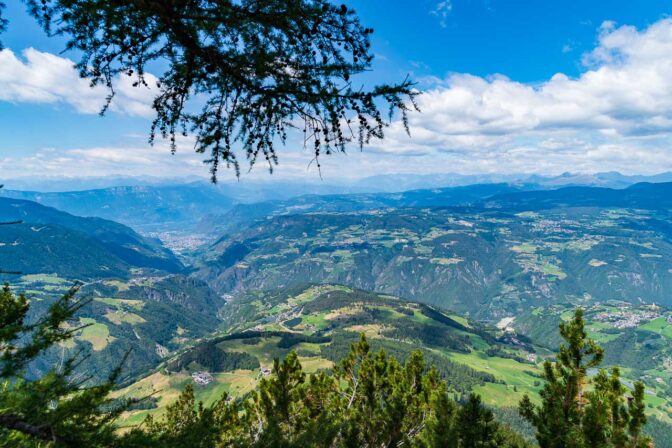 Ausblick von der Völsegg Spitze hinunter Richtung Bozen.