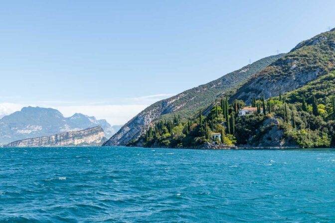 Der Gardasee unterhalb von Torbole