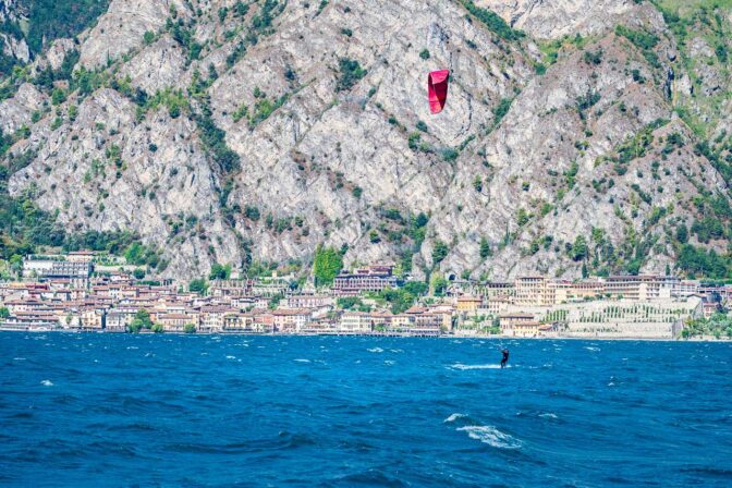 Kitesurfer vor Limone