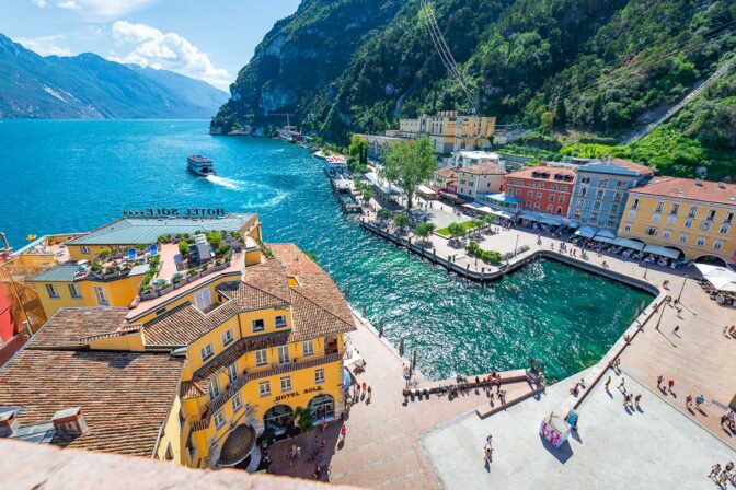 Blick hinunter auf den alten Hafen von Riva del Garda und hinaus auf den Gardasee