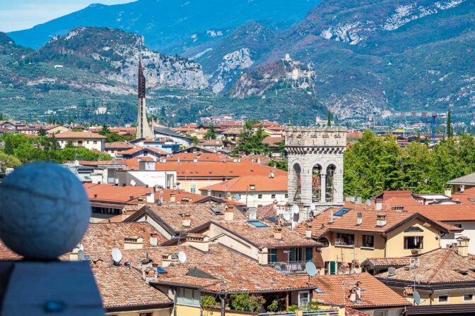 Blick Richtung Arco. Im Hintergrund die Burgruine „Castel di Arco“