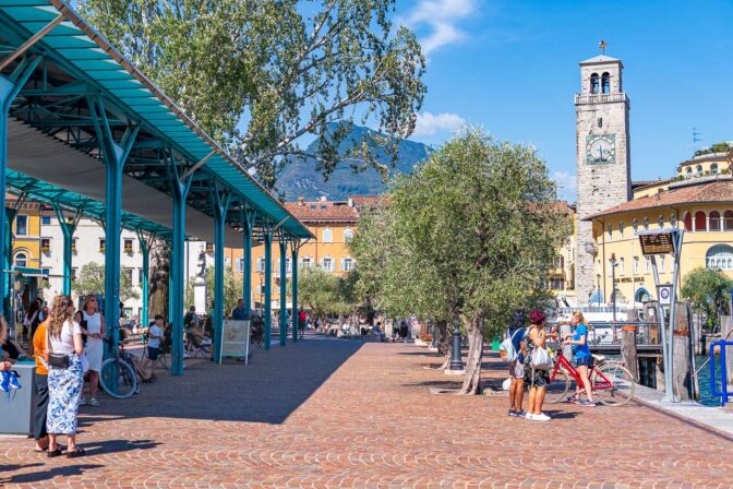 Auf der Piazza Catena findet man unter anderem auch die Anlegestelle der Gardasee-Fähren.